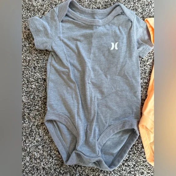 Lot of Hurley Baby Boy Short Sleeve Bodysuit Trio - Gray, Aqua, Peach Size 6mo - Picture 4 of 5